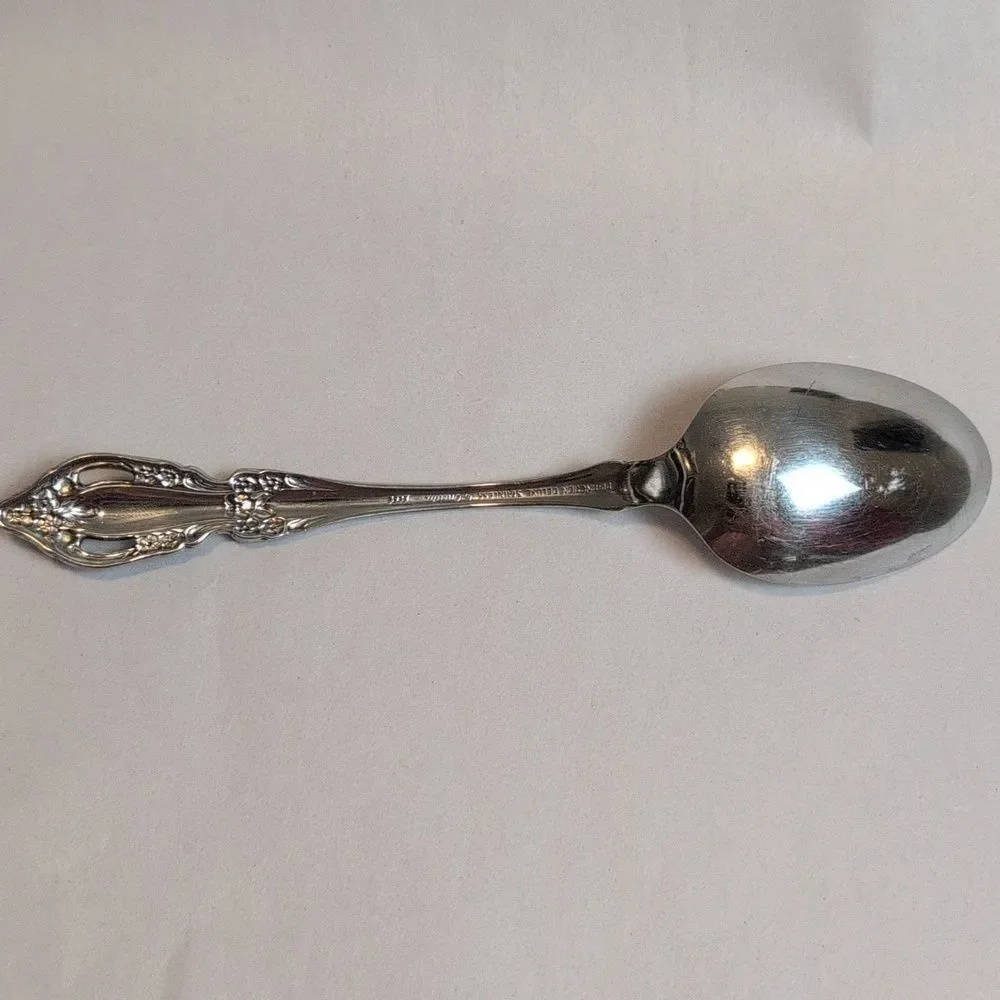 Classic Oneida Distinctions Deluxe Stainless Oval Soup Spoon